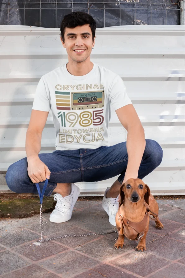 Polityka prywatności t shirt mockup of a man posing with his dog 30684