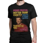 Pedro Pascal „Hotter Than Ever” – tabloidowy print, prezent dla fanów, viral | Filmowa koszulka