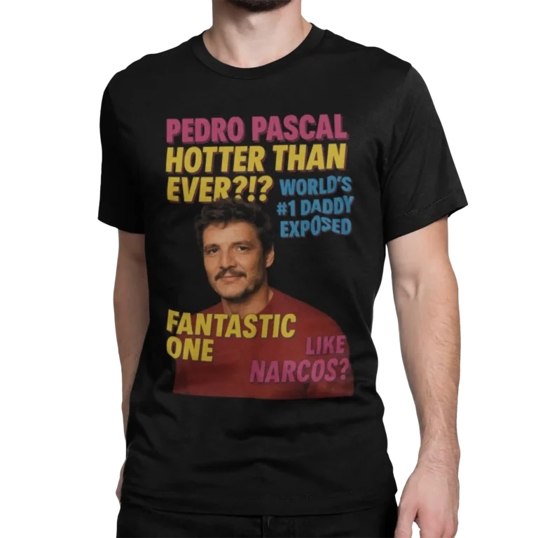 Pedro Pascal „Hotter Than Ever” – tabloidowy print, prezent dla fanów, viral | Filmowa koszulka