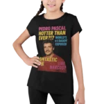 Pedro Pascal „Hotter Than Ever” – tabloidowy print, prezent dla fanów, viral | Filmowa koszulka