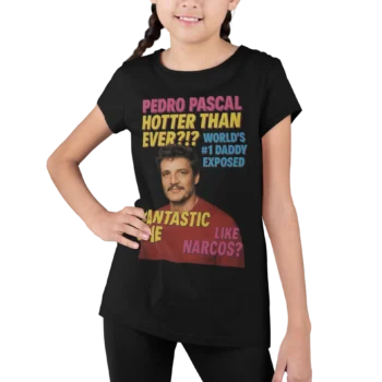 Pedro Pascal „Hotter Than Ever” – tabloidowy print, prezent dla fanów, viral | Filmowa koszulka