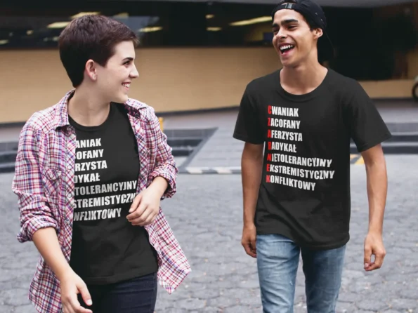 Koszulka „CZARNEK” viralem w sieci. 45 sztuk w 24 godziny po decyzji PiS facebook ad happy young couple wearing different t shirts mockup a16444