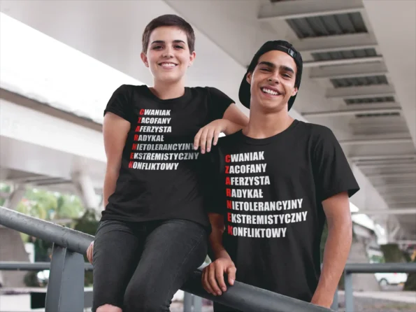 Koszulka „CZARNEK” viralem w sieci. 45 sztuk w 24 godziny po decyzji PiS facebook ad teenagers wearing two round neck t shirts mockup while under a bridge a16446