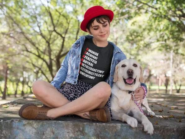 Koszulka „CZARNEK” viralem w sieci. 45 sztuk w 24 godziny po decyzji PiS girl at a park with her dog wearing a tshirt mockup a17983 1