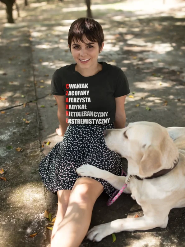 Koszulka „CZARNEK” viralem w sieci. 45 sztuk w 24 godziny po decyzji PiS girl with a cute dog wearing a tshirt mockup at the park a17976