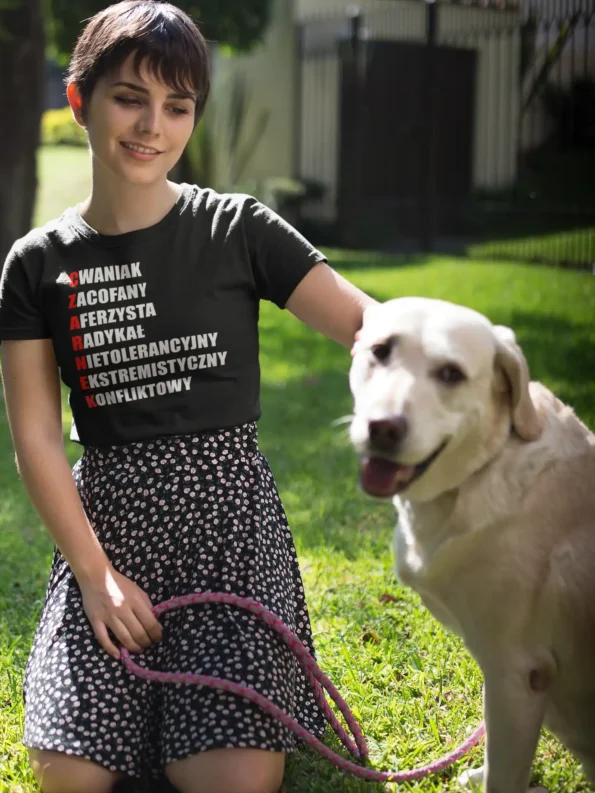 Koszulka „CZARNEK” viralem w sieci. 45 sztuk w 24 godziny po decyzji PiS happy girl wearing a tshirt mockup while with her dog a17975