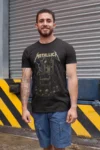 Koszulka męska Metallica Ride The Lightning z kultowym motywem krzesła elektrycznego to jeden z najbardziej rozpoznawalnych designów w historii heavy metalu.