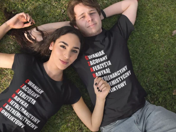 Koszulka „CZARNEK” viralem w sieci. 45 sztuk w 24 godziny po decyzji PiS pretty young couple lying down in the park while wearing different t shirts mockup a15317 25 2