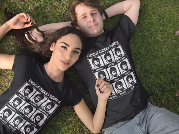 Emocje Chucka Norrisa | Filmowa koszulka męska dla fanów aktora pretty young couple lying down in the park while wearing different t shirts mockup a15317 39