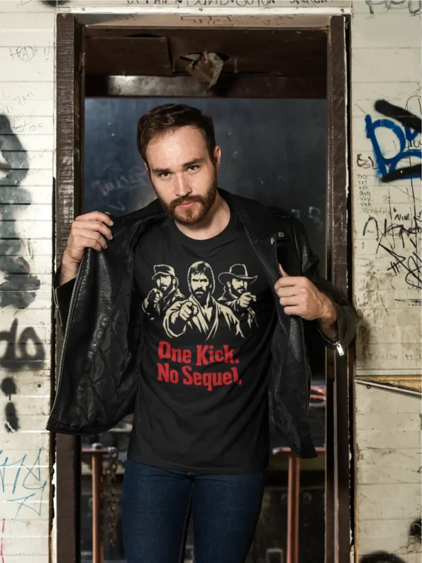 Koszulka Chuck Norris z filmowym nadrukiem | czarny t-shirt męski t shirt mockup of a man with a leather jacket in an abandoned building 28192 6