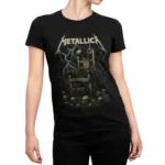 Koszulka damska Metallica Ride The Lightning z kultowym motywem krzesła elektrycznego to jeden z najbardziej rozpoznawalnych designów w historii heavy metalu.