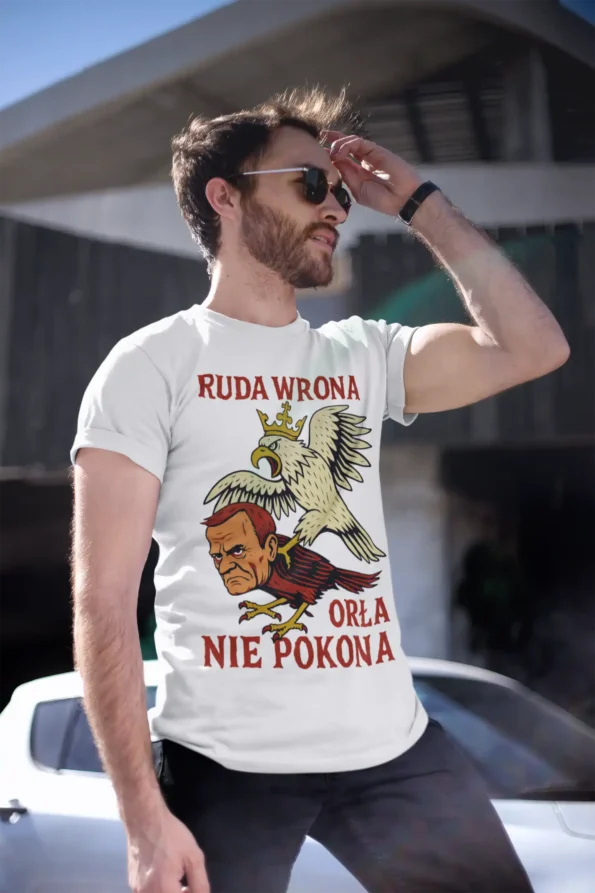 Koszulka Ruda wrona orła nie pokona to biały męski t-shirt z nadrukiem orła i wrony inspirowana aktualnymi motywami patriotycznymi i artystycznym stylem streetwear.