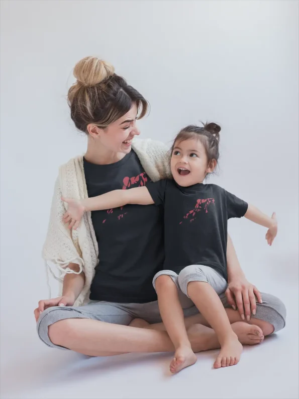 Spider-Man koszulka dziecięca | Vintage styl od Zendaya girl and mom having fun wearing t shirts mockup in a white room a20274 1