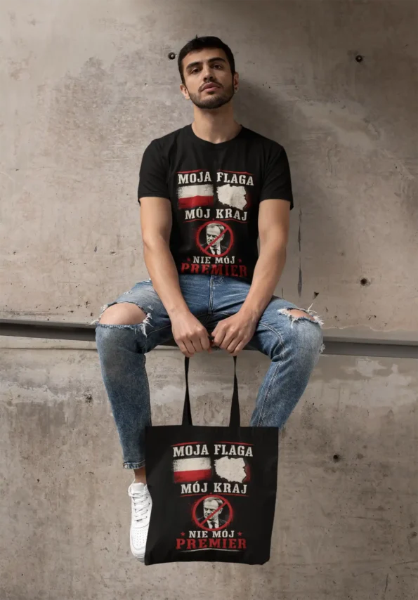 ✓ Czarna koszulka męska z mocnym nadrukiem
✓ Napis „Moja Flaga Mój Kraj Nie Mój Premier”
✓ Motyw flagi Polski i mapy Polski
✓ Przekreślony portret polityka jako element grafiki
✓ Patriotyczno-polityczny charakter wzoru
✓ Kontrastowa kolorystyka: czerń, biel i czerwień
✓ Duży i dobrze widoczny nadruk z przodu
✓ Styl inspirowany plakatem i surową estetyką streetwear
✓ Nadruk wykonany w technologii DTF
✓ Produkt przygotowywany i drukowany w Polsce