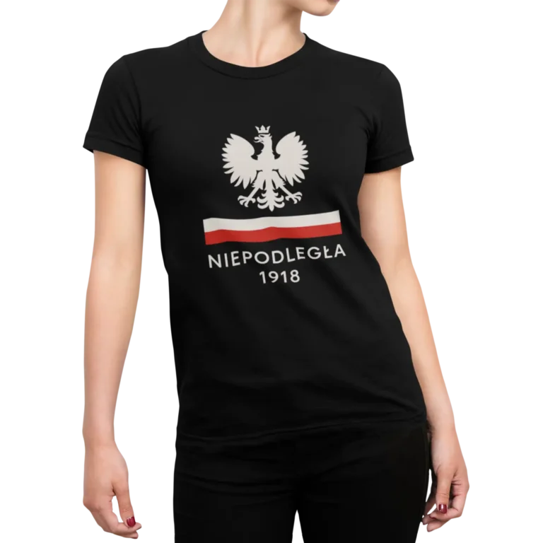 Czarna koszulka damska z klasycznym patriotycznym nadrukiem „Niepodległa 1918”. Projekt przedstawia białego orła w koronie, biało-czerwoną flagę oraz datę 1918, nawiązującą do odzyskania przez Polskę niepodległości.