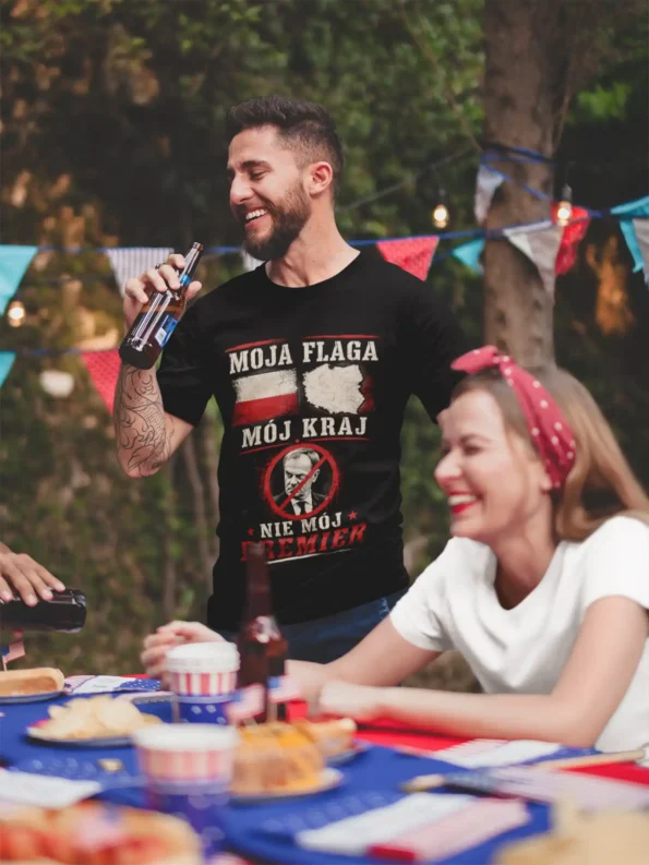 Centralnym hasłem projektu jest:

MOJA FLAGA
MÓJ KRAJ
NIE MÓJ PREMIER

Połączenie patriotycznych symboli z wyrazistym przekazem sprawia, że koszulka dobrze wpisuje się w estetykę nowoczesnej odzieży patriotycznej i politycznej.